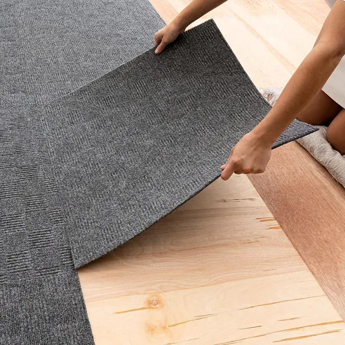 Miniatura 16 de Mohawk Home Baldosa de alfombra de 24" x 24" para interiores/exteriores, altura de pelo de 0.25", despegar y pegar, poliéster negro, (15 baldosas)