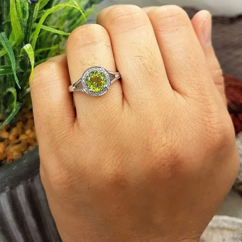 Miniatura 25 de Dazzlingrock Collection Anillo de compromiso redondo de 0.276 in con halo de diamante blanco y vástago dividido para ella en oro macizo de 14