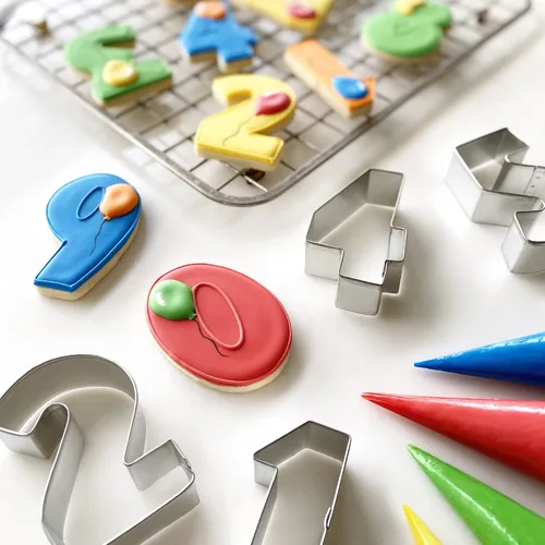 Miniatura 7 de R&M - Cortadores de galletas con números 1-9 con recortes. Juego de regalo de 9 piezas de 2.5 pulgadas