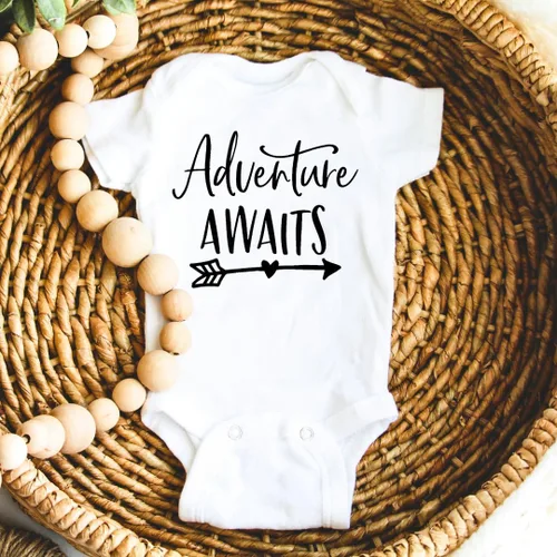 Miniatura 3 de Juego de regalo de embarazo – New Mom and Daddy Est 2026 Juego de tazas de 11 onzas con mameluco "Adventure Awaits & New to Crew" de 0 a 3 meses