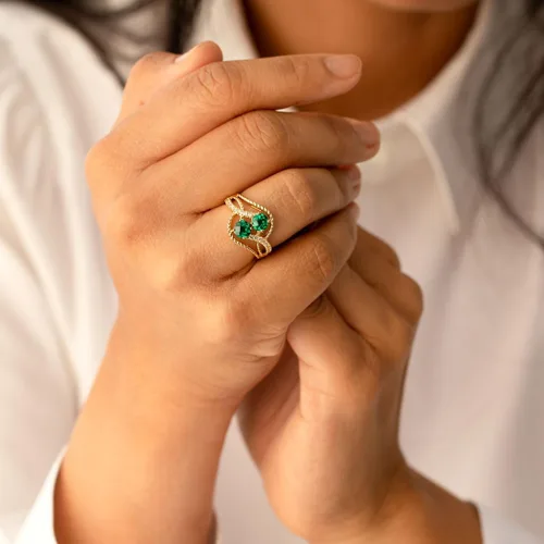 Miniatura 2 de PEORA Anillo de dos piedras de esmeralda creada para mujer, oro amarillo de 14 quilates, forma redonda total de 1 quilate, tallas 5 a 9