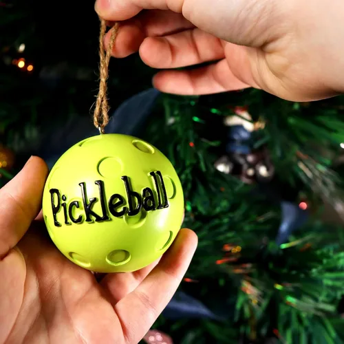 Miniatura 6 de Needzo Adorno de Navidad de Pickleball, decoración festiva para árbol de vacaciones, regalo para amantes de las bolas de pepinillo, 2.5 pulgadas