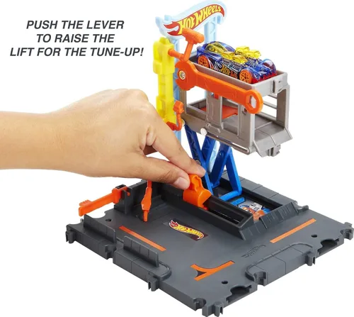Miniatura 3 de Hot Wheels City Toy Car Track Set Downtown Repair Station Playset con vehículo a escala 1:64, elevador de trabajo y lanzador