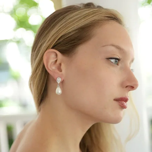 Miniatura 4 de Mariell aretes de boda de circonia cúbica con forma de pera para novias con perlas crema suave