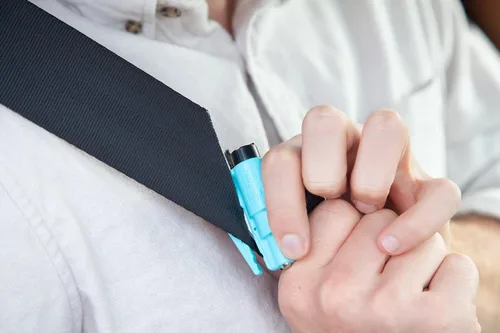 Miniatura 5 de resqme Herramienta de escape de coche con llavero de emergencia original, cortador de cinturón de seguridad 2 en 1 y rompevanas, fabricado en azul