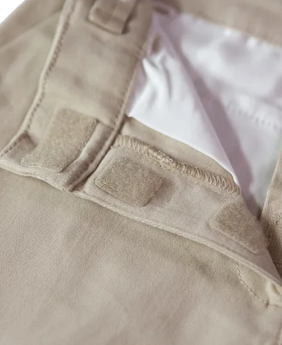 Miniatura 4 de IZOD Bermudas adaptables para uniforme escolar para niñas, cintura ajustable, cierre de velcro y botones sintéticos