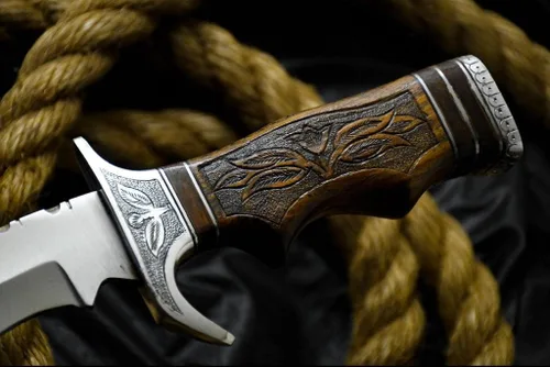 Miniatura 8 de 2a's Knives Cuchillo Bowie de acero D2 hecho a mano con funda, este cuchillo de corte tiene mango de madera grabado a mano.