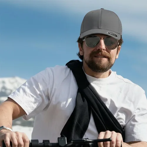 Miniatura 8 de Cap America i8533 Flexfit 110 Gorra Snapback Perforada de Rendimiento de Perfil Medio de 6 Paneles con Protección UV y Snapback Ajustable
