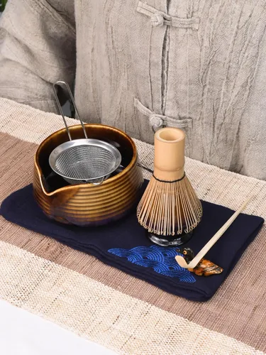 Miniatura 8 de Artcome Juego de té Matcha – Kit japonés Matcha con batidor de bambú, cuenco de boquilla para vertido, cuchara, tamiz, soporte y manual – brillos