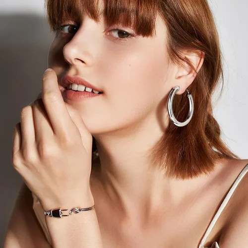 Miniatura 9 de Aretes de aro gruesos de acero inoxidable para mujer, minimalistas y elegantes, chapados en negrooro, aretes redondos hipoalergénicos, tamaño 1.181