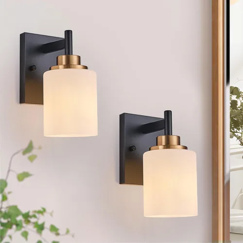 Apliques de pared para baño negros y dorados, juego de 2 | 1 luz, 4.375 pulgadas de ancho, lámpara de tocador de vidrio blanco - Montaje de pared