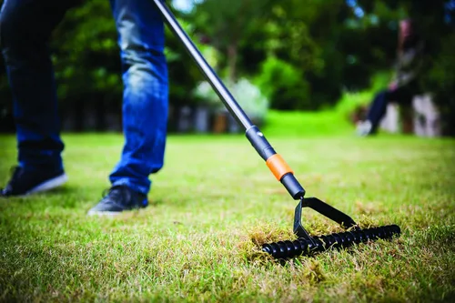 Miniatura 5 de Fiskars QuikFit 1000655 - Rastrillo aireador, cabezal de herramienta, ancho: 14.6 in, negro/naranja