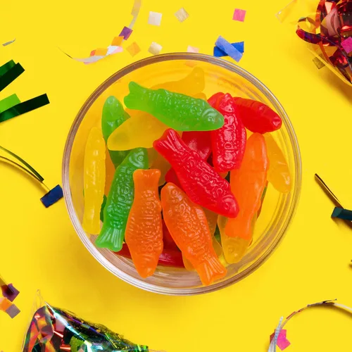 Miniatura 10 de SWEDISH FISH Surtido de dulces suaves y masticables, caramelos a granel, 5 libras