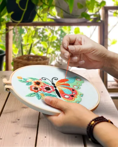 Miniatura 4 de TINDTOP 3 juegos de kit de práctica de bordado, kit de bordado de mariposas y flores para principiantes incluye tela, aros, hilos para amantes