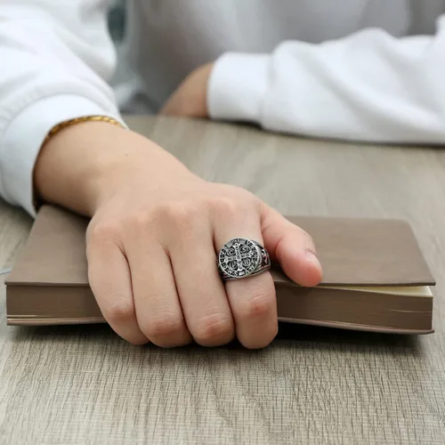 Miniatura 3 de HZMAN Anillo de exorcismo de San Benito para hombres y mujeres plata de acero inoxidable cruz católica romana protección de demonios cazador