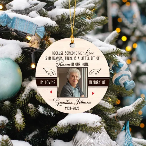 Miniatura 4 de Adorno de Navidad con texto en inglés "There is A Little Bit of Heaven in Our Home", en memoria amorosa de la foto, abuela, abuelo, adorno