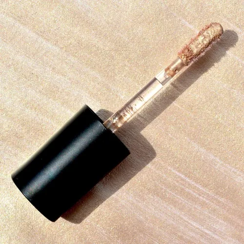 Miniatura 7 de Palladio Sombra de ojos líquida, fórmula cremosa y brillante que se adhiere instantáneamente al párpado con una varita aplicadora flexible durante