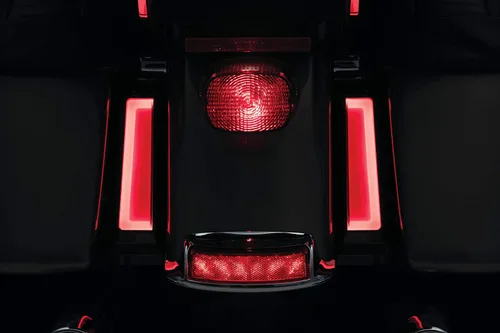 Miniatura 3 de Kuryakyn 2901 Accesorio de iluminación de motocicleta: Tracer LED de funcionamiento/giro/freno para alforja para motocicletas Harley-Davidson Brillo