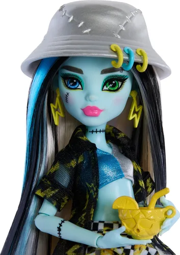 Miniatura 3 de Monster High Isla del Terror Frankie Stein con traje de baño, cubrebikini y accesorios de playa como sombrero, voleibol y bolso