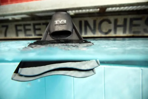 Miniatura 5 de TYR Crossblade Fins 2.0 - Aletas de natación de goma natural duraderas de hoja corta para entrenamiento de fuerza, velocidad y resistencia de piernas