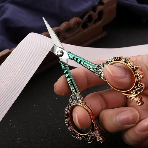Miniatura 8 de Tijeras de costura afiladas con funda, tijeras de bordado para manualidades, hilo y punto de cruz, herramienta DIY, 4.5 pulgadas, doradas y verdes