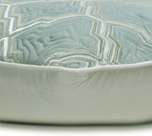 The HomeCentric Fundas de almohada decorativas azules de 12 x 12 pulgadas (11.8 x 11.8 in), acolchadas de jacquard y almohadas bordadas para sofá,