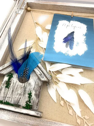 Miniatura 5 de Smiling Wisdom - Tarjeta de felicitación de disculpas y plumas que simbolizan disculpas y perdón - Hombres Mujeres Pareja Familia - Pluma azul