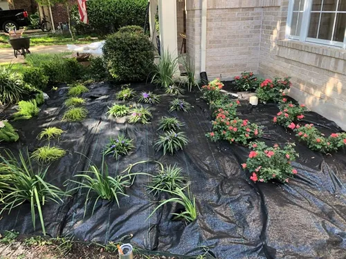 Miniatura 6 de UWIOFF Tela de barrera de malezas, 4 x 30 pies, duradera y resistente, resistente a los rayos UV, alfombrilla de jardinería de bloque de malezas