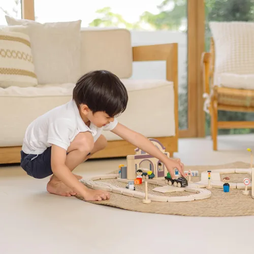 Miniatura 9 de PlanToys® Wooden City Transit Rail & Road Playset Montessori Building Activity for City Planning, Transport Systems & Role Play Eco Friendly Toy