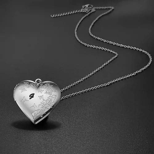 Miniatura 2 de AMATOLOVE Collar con medallón de corazón para mujeres y niñas que sostiene imágenes iniciales de la A a la Z, collares de mariposa con medallón