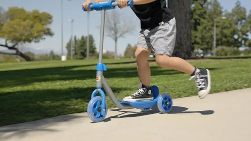 Miniatura 6 de Razor Jr. Lil’ Kick – Patinete de 3 ruedas para niños pequeños (edades 3+), Peso máximo del jinete 44 lb (20 kg)