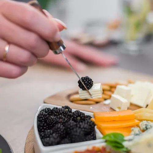 Miniatura 9 de ChefSofi Juego de tabla de charcutería y plato para servir queso, hecho de madera de acacia, juego de tabla de queso y cuchillos patentado por