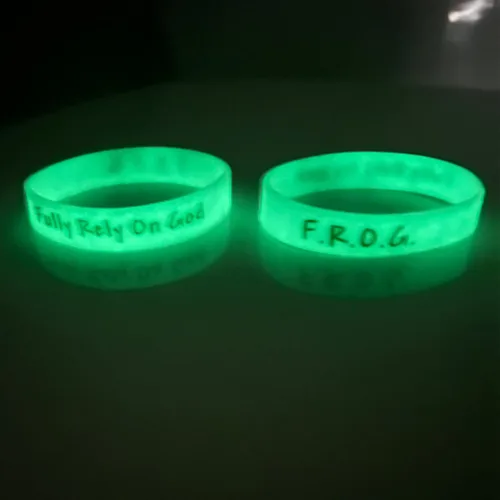 Miniatura 5 de Biblebanz F.R.O.G. Pulseras que brillan en la oscuridad – Pulseras totalmente confiadas en Dios (paquete de 50) pequeñas de 7 pulgadas