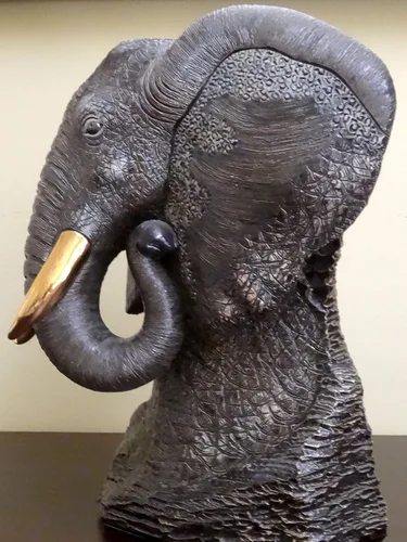 Miniatura 3 de De Rosa Busto de elefante negro grande de cerámica esculpida hecha a mano tamaño galería