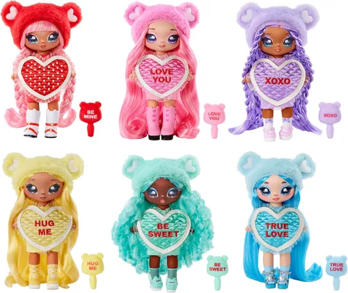 Miniatura 8 de MGA Entertainment Na Na Na Surprise Lily Sarang - Muñeca de moda inspirada en el oso de peluche azul de 7.5 pulgadas con pelo azul claro, vestido