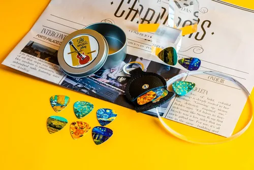 Miniatura 6 de Púas de guitarra Cheliz 12 púas de celuloide de calibre medio en una caja con soporte para púas. Regalo único de guitarra para bajo, guitarras Van