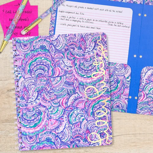 Miniatura 4 de Lilly Pulitzer Cuaderno de espiral grande de tapa dura azul, 11" x 9.5" con 160 páginas a rayas, Happy As A Clam Feliz como una almeja