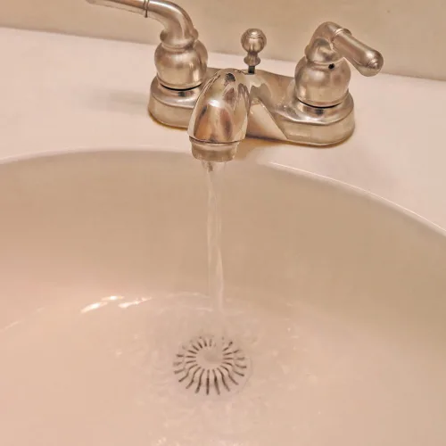 Miniatura 5 de DANCO Colador Universal para Lavabo de Baño con Ventosa Atrapa Cabellos y Trampa Para Tapones Pop-Up Blanco Paquete de 2 (10769)