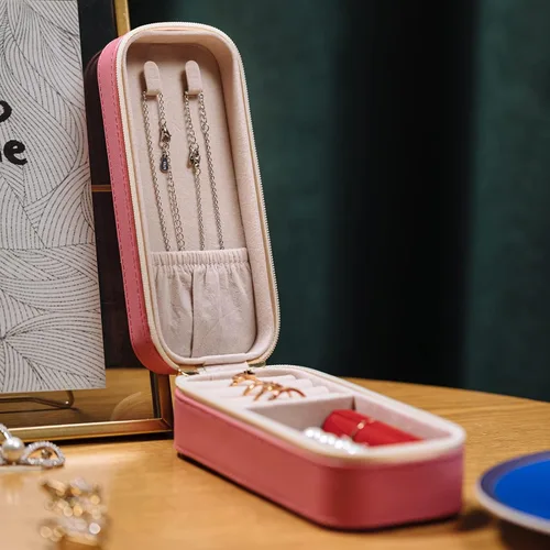 Miniatura 6 de SANQIANWAN Pequeña caja organizadora de viaje de joyería con estuche portátil de cuero sintético para collares, anillos, aretes, regalos para novia