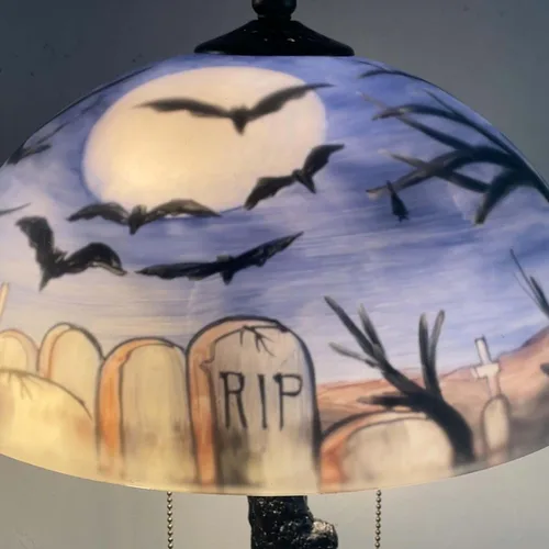 Miniatura 7 de Bieye L10973 Murciélagos volando sobre el cementerio en la noche de luna llena Lámpara de mesa de vidrio pintada a mano para decoración de Helloween