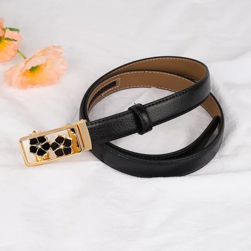 Miniatura 340 de Cinturón de cuero clásico con hebilla de metal para mujer con vestido de jeans