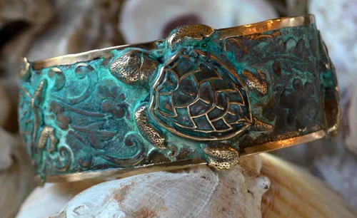 Miniatura 5 de Pulsera de tobillo de tortuga marina clásica de colección de Elaine Coyne con puño de pátina