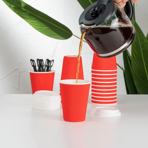 Miniatura 6 de Restaurantware 12 onzas Tazas de papel desechables con pared ondulada para café, 500 vasos de papel aislados color rojo medianoche con diseño