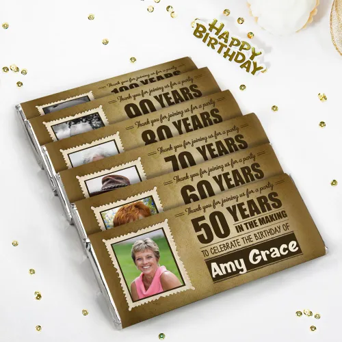 Caramelos de cumpleaños personalizados de 12 quilates para invitados, barras de chocolate belgas en relieve "Happy Birthday" (12 unidades) – 50, 60,