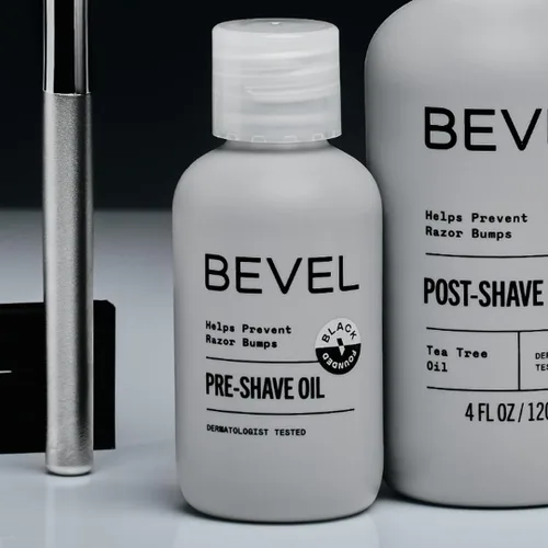 Miniatura 6 de Bevel Aceite para antes del afeitado para hombres con aceite de ricino, aceite de oliva y aceite de árbol de té, ayuda a suavizar el cabello