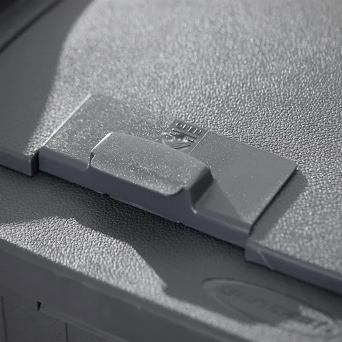 Miniatura 3 de Suncast Paquete de 4 contenedores de basura para exteriores con tapa con pestillo, capacidad de 33 galones Ciberespacio