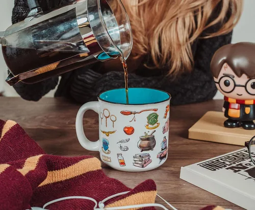 Miniatura 4 de Harry Potter Hogwarts All Over Icons Destination - Taza de cerámica para cámper Regalos y coleccionables del mundo mágico Capacidad para 20 onzas