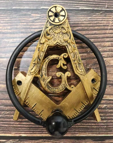 Miniatura 9 de Ebros Gift Masonería Masónica de Oro Sintético Antiguo Cuadrado Masónico y Brújulas Monograma Aldaba de puerta decorativa con volutas de resina