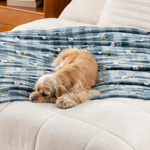Miniatura 6 de Berkshire Blanket Peanuts® VelvetLoft® Manta de Felpa con el Tierno Personaje Snoopy, Peanuts Snoopy Everyday Buffalo Plaid Navy Tonal, Manta 55
