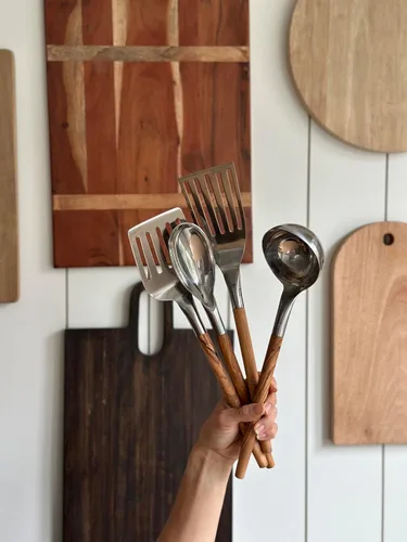 Miniatura 4 de Salt & York Juego de utensilios de cocina, herramientas de cocina de acero inoxidable con asas de madera de olivo hechas a mano, 2 espátulas